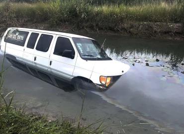 Camioneta cayó al canal principal 