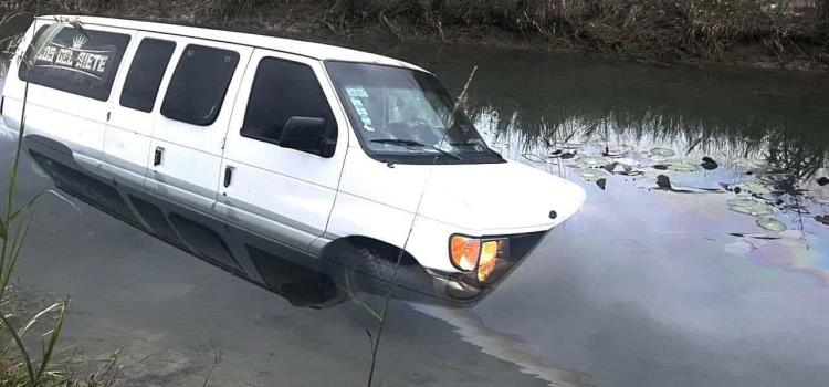 Camioneta cayó al canal principal 