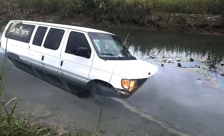 Camioneta cayó al canal principal 