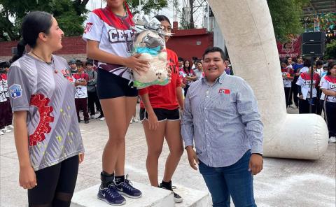 Gina ganó la carrera del CETis 106 
