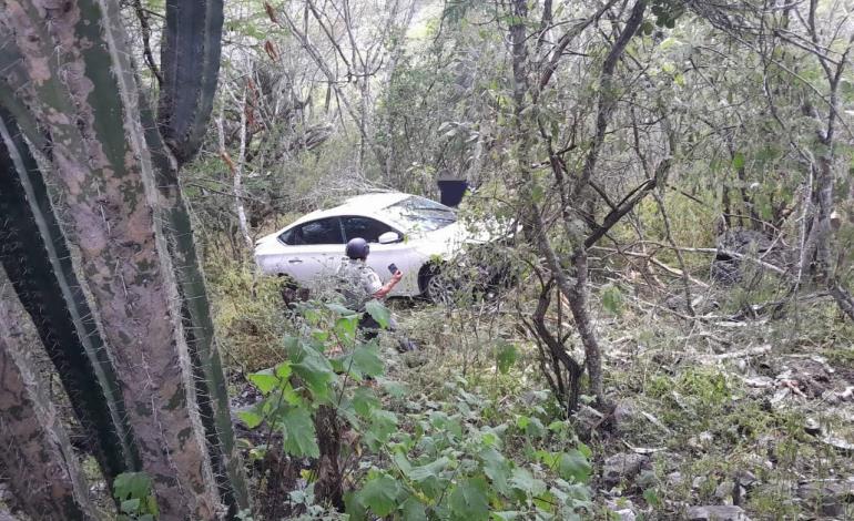 Dos lesionados al desbarrancar auto