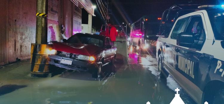 Auto chocó contra poste