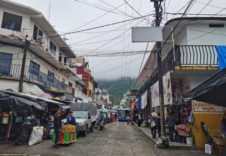 Piden liberar banquetas llenas de mercancía.