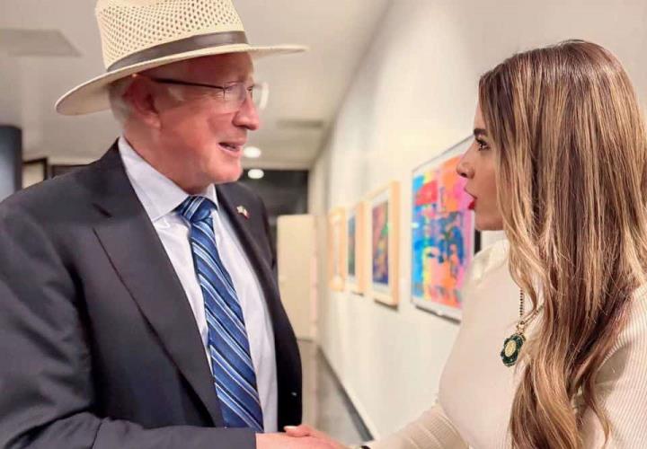 Ruth González Ken Salazar fortalecen relaciones bilaterales