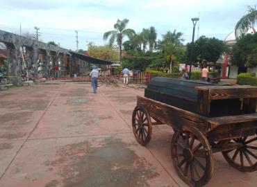 Adornan la plaza municipal