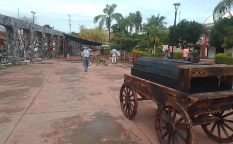 Adornan la plaza municipal