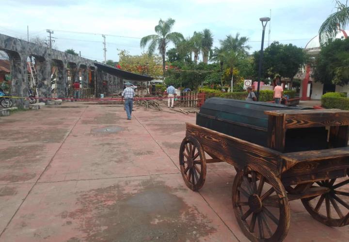 Adornan la plaza municipal