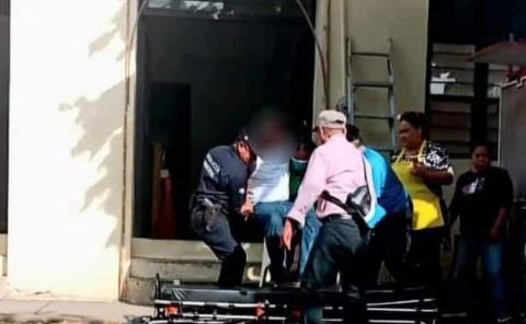 Trabajador municipal resultó herido tras caer de escalera