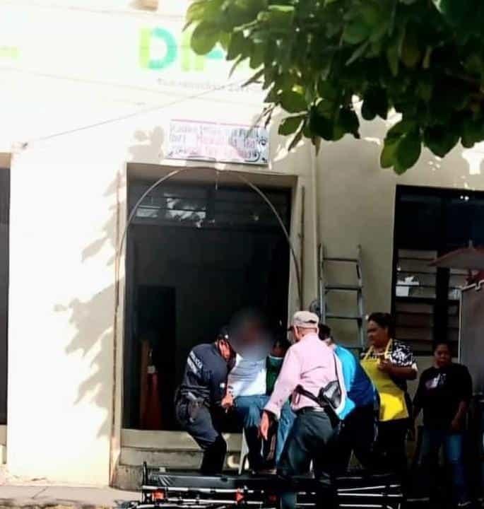 Trabajador municipal resultó herido tras caer de escalera