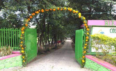 Alumnos adornan la entrada del COBACH 27