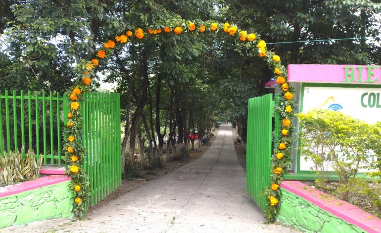 Alumnos adornan la entrada del COBACH 27