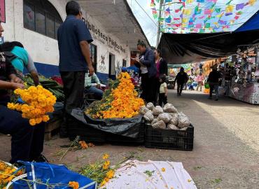 Puestos abarrotan las principales calles 