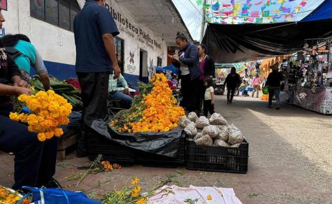 Puestos abarrotan las principales calles 
