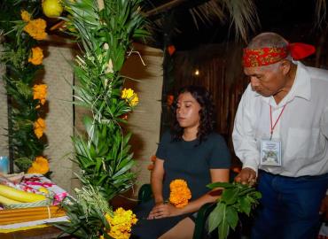 Brindan médicos tradicionales limpias a la población