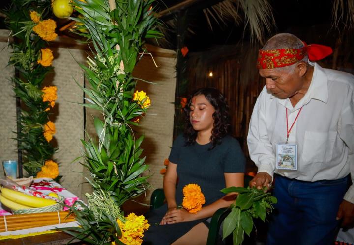 Brindan médicos tradicionales limpias a la población