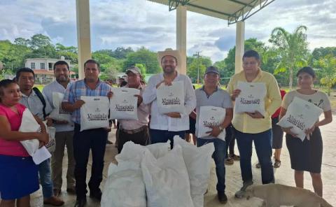 Dr. Carlos Pérez Escamilla entregó paquetes de cacao y azúcar
