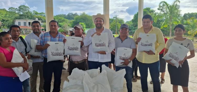 Dr. Carlos Pérez Escamilla entregó paquetes de cacao y azúcar