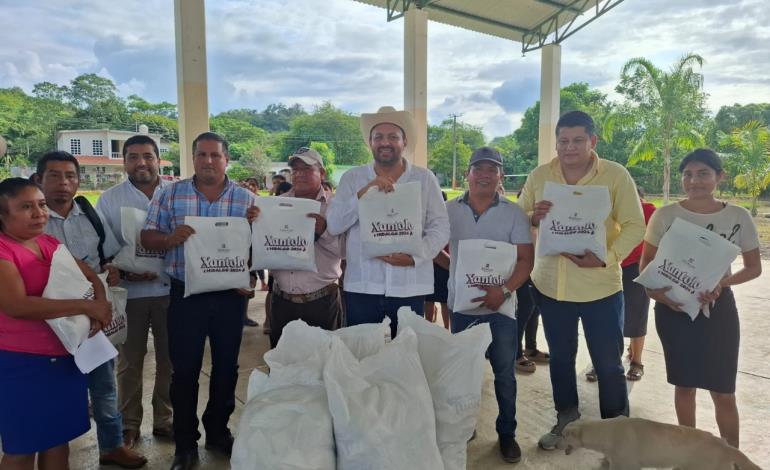 Dr. Carlos Pérez Escamilla entregó paquetes de cacao y azúcar