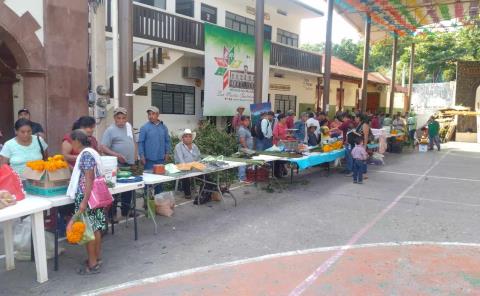 Realizan ventas en la cancha municipal