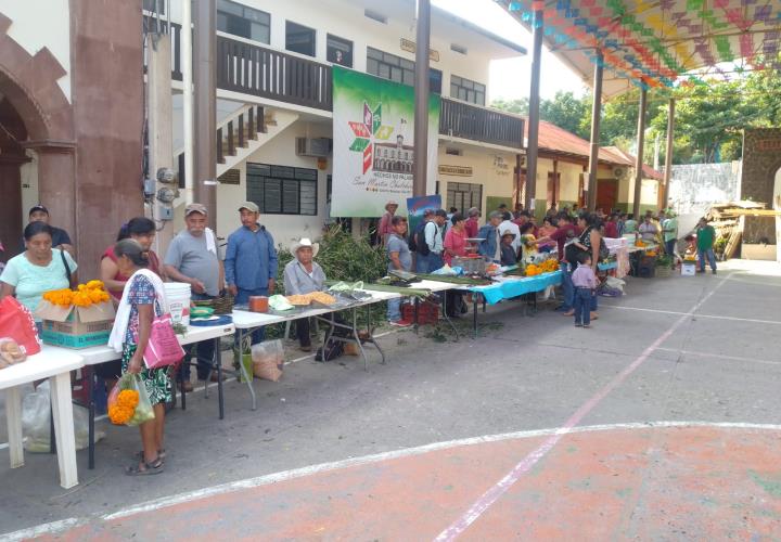 Realizan ventas en la cancha municipal