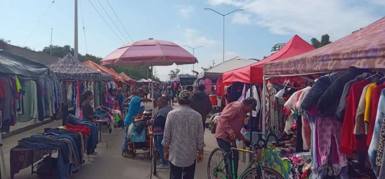 Tianguis representan "respiro" económico