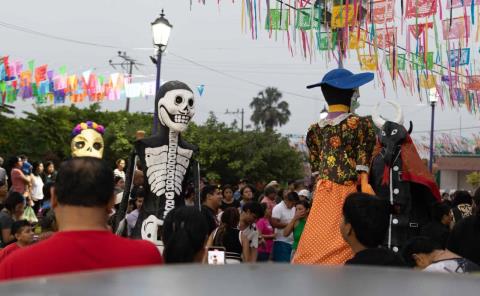 Mojigangas llenaron de fiesta y color las calles de Chapulhuacanito