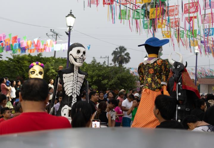 Mojigangas llenaron de fiesta y color las calles de Chapulhuacanito