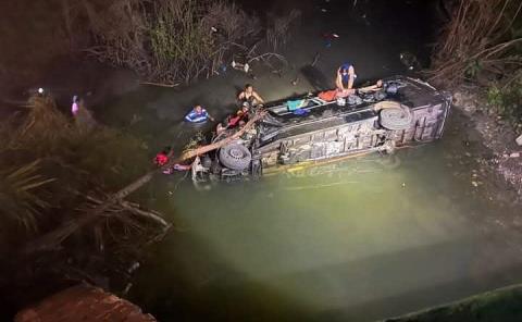 Cayó al arroyo una camioneta