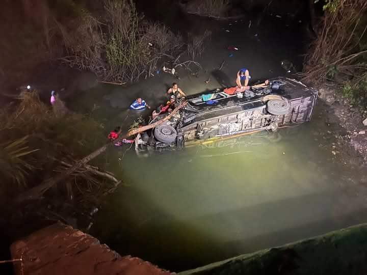 Cayó al arroyo una camioneta