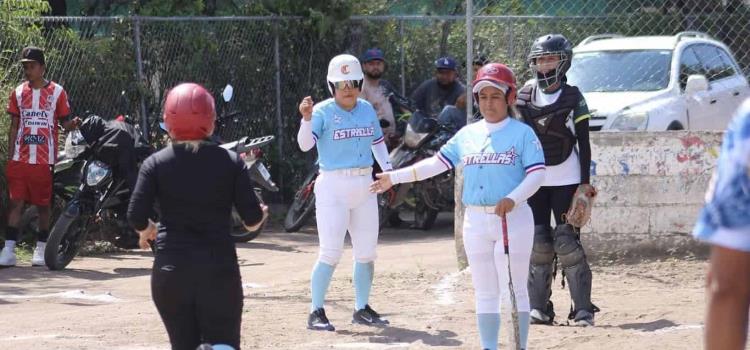 Estrellas ante las Guerreras en el softbol 