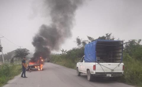 SE INCENDIÓ CAMIONETA        
