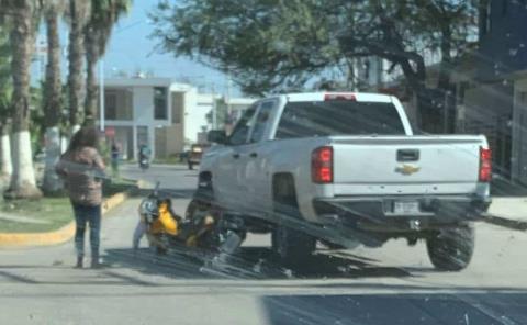 Choque entre moto y una camioneta
