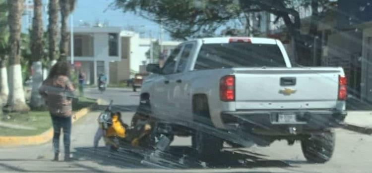 Choque entre moto y una camioneta