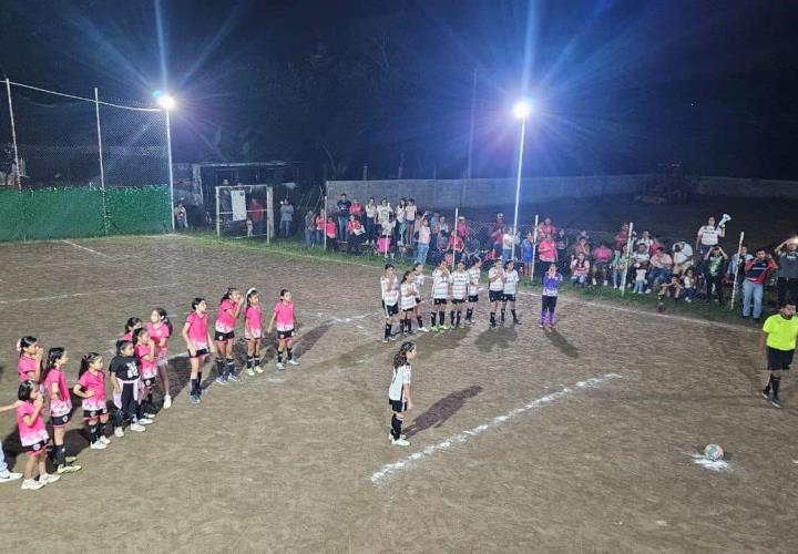 Niñas de Tamazunchale demuestran su talento en el futbol en la final del torneo Ellas por el futbol