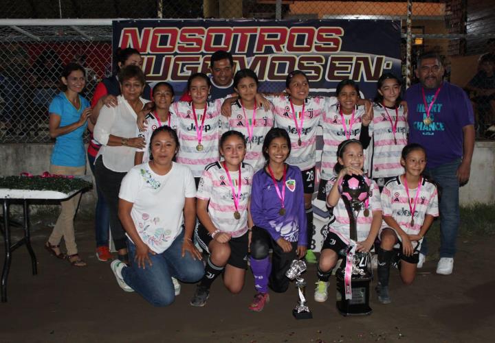 Niñas de Tamazunchale demuestran su talento en el futbol en la final del torneo Ellas por el futbol