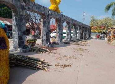 Retiran ornamentas de la plaza municipal