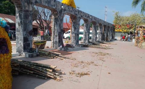 Retiran ornamentas de la plaza municipal