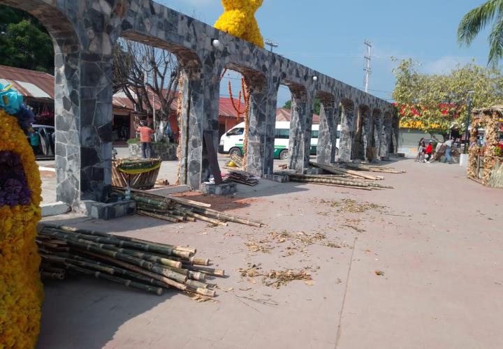 Retiran ornamentas de la plaza municipal