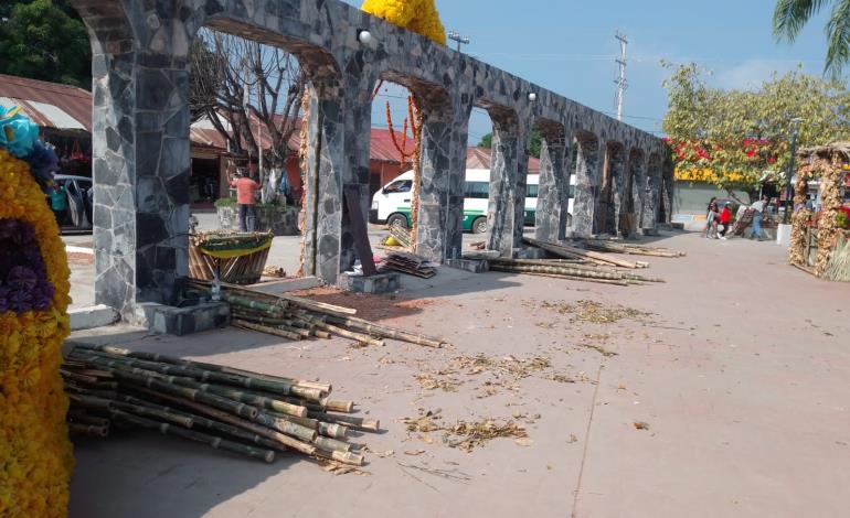 Retiran ornamentas de la plaza municipal