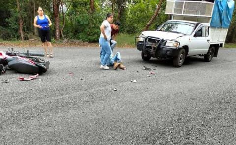 Herido en aparatoso choque entre una motocicleta y una camioneta