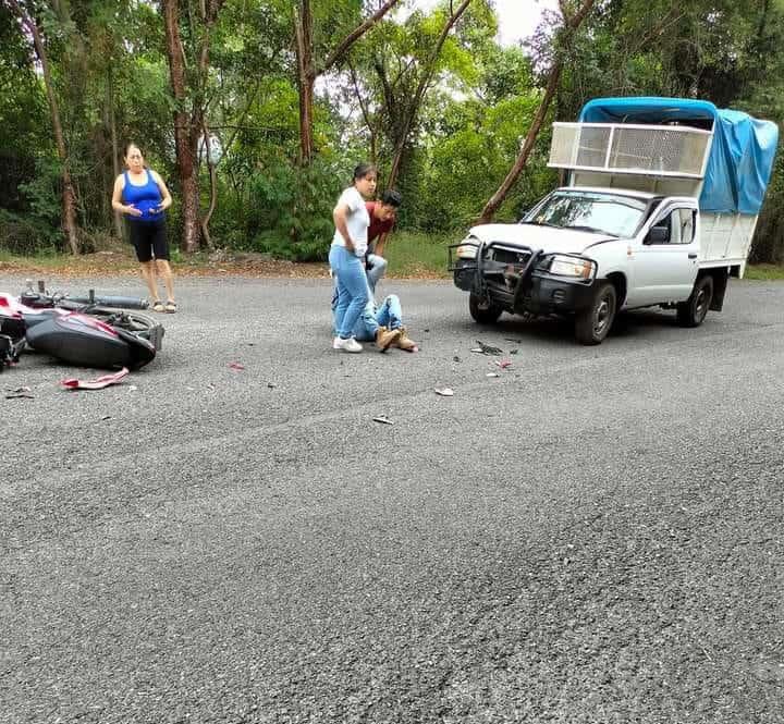 Herido en aparatoso choque entre una motocicleta y una camioneta