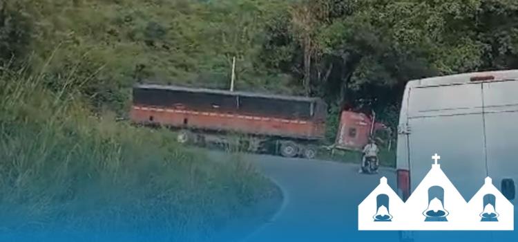 ¡Tráiler se salió de la carretera!