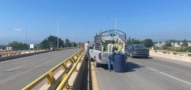 Camioneta varada sobre el bulevar 
