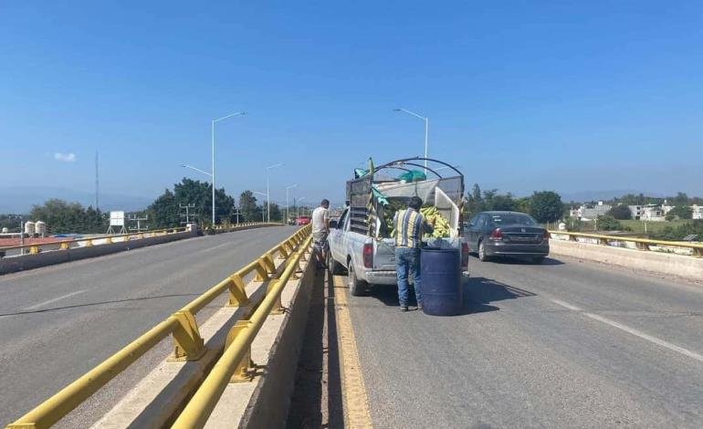 Camioneta varada sobre el bulevar 