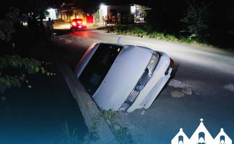 
Auto cayó 
a socavón
