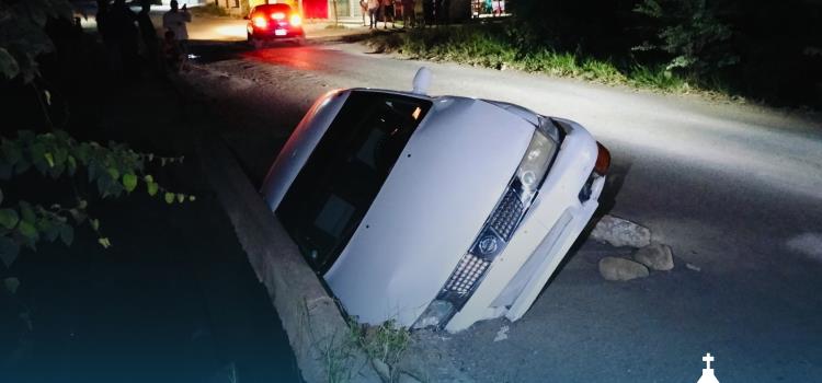 Auto cayó a socavón