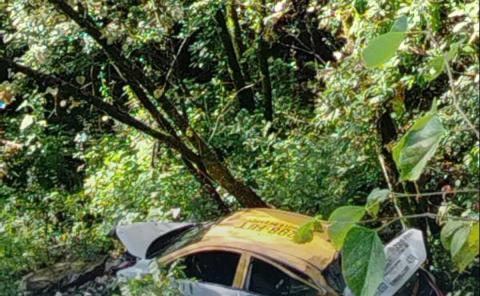 Taxi con pasaje 
cae al barranco

