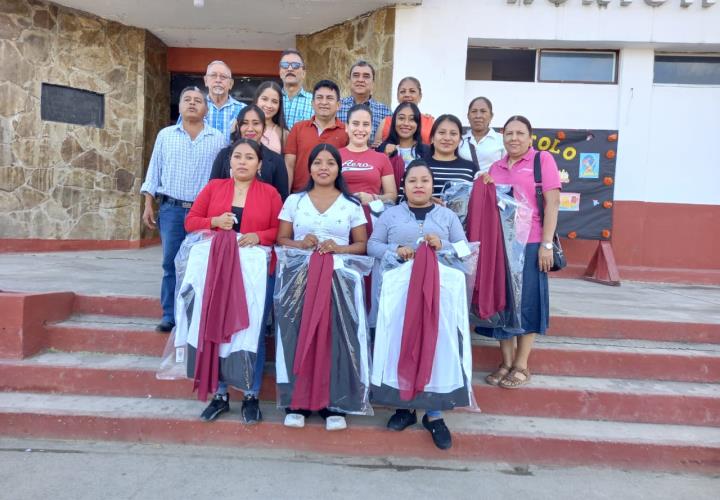 Entrega de uniformes a la escolta del Ayuntamiento