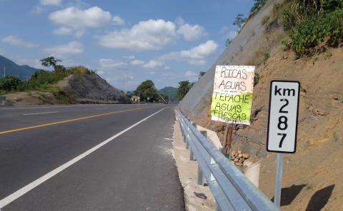 Más puestos de venta se colocan a las orillas de la supercarretera