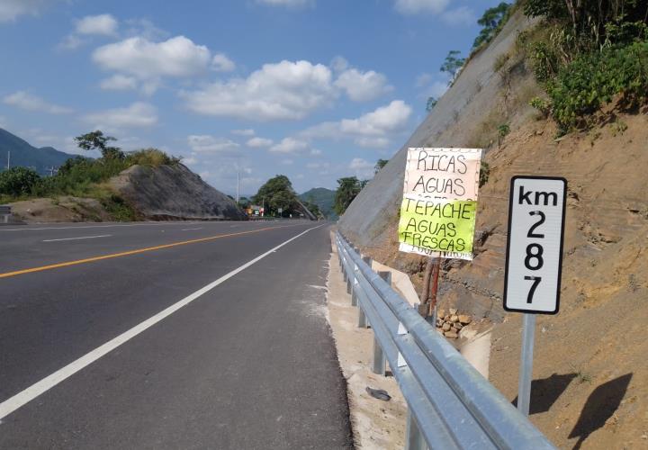 Más puestos de venta se colocan a las orillas de la supercarretera